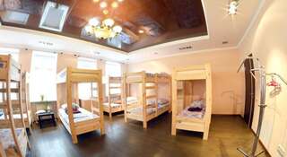 Гостиница Хостел Вау Владимир Спальное место на двухъярусной кровати в 16-местном общем номере для мужчин-3